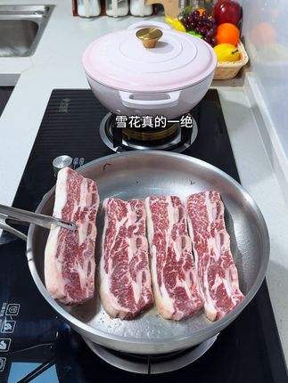 生活疲惫,更需要牛仔骨慰藉! 唯有美食,微笑、希望和睡眠,可以让我们的生活不那么疲惫。选澳洲M5谷饲牛仔骨,天然牧场的喂养成就了它的好底子。肉质细嫩不柴,带骨香气更足,轻松煎烤就能端上桌。营养美味、肉质细嫩,我们的家人、孩子、父母长辈值得拥有!#牛仔骨 #富贵大牛排 #原切牛排 #带骨牛小排