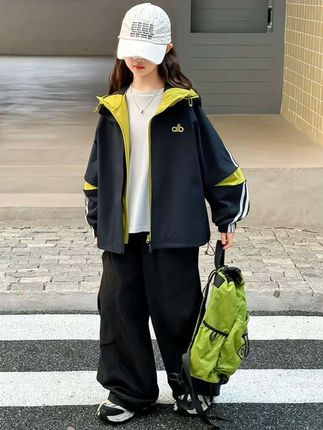#穿搭 #冲锋衣#外套 #女童穿搭 #休闲百搭@DOU+小助手