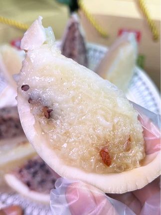 椰子饭你吃过吗?一整个椰子里面装满了泰国香米,上锅蒸几分钟就能吃,软糯香甜的还带丝丝椰香真的好好吃啊~#椰子饭 #软糯香甜 #快来一起尝个鲜 #中秋送礼 #春光
