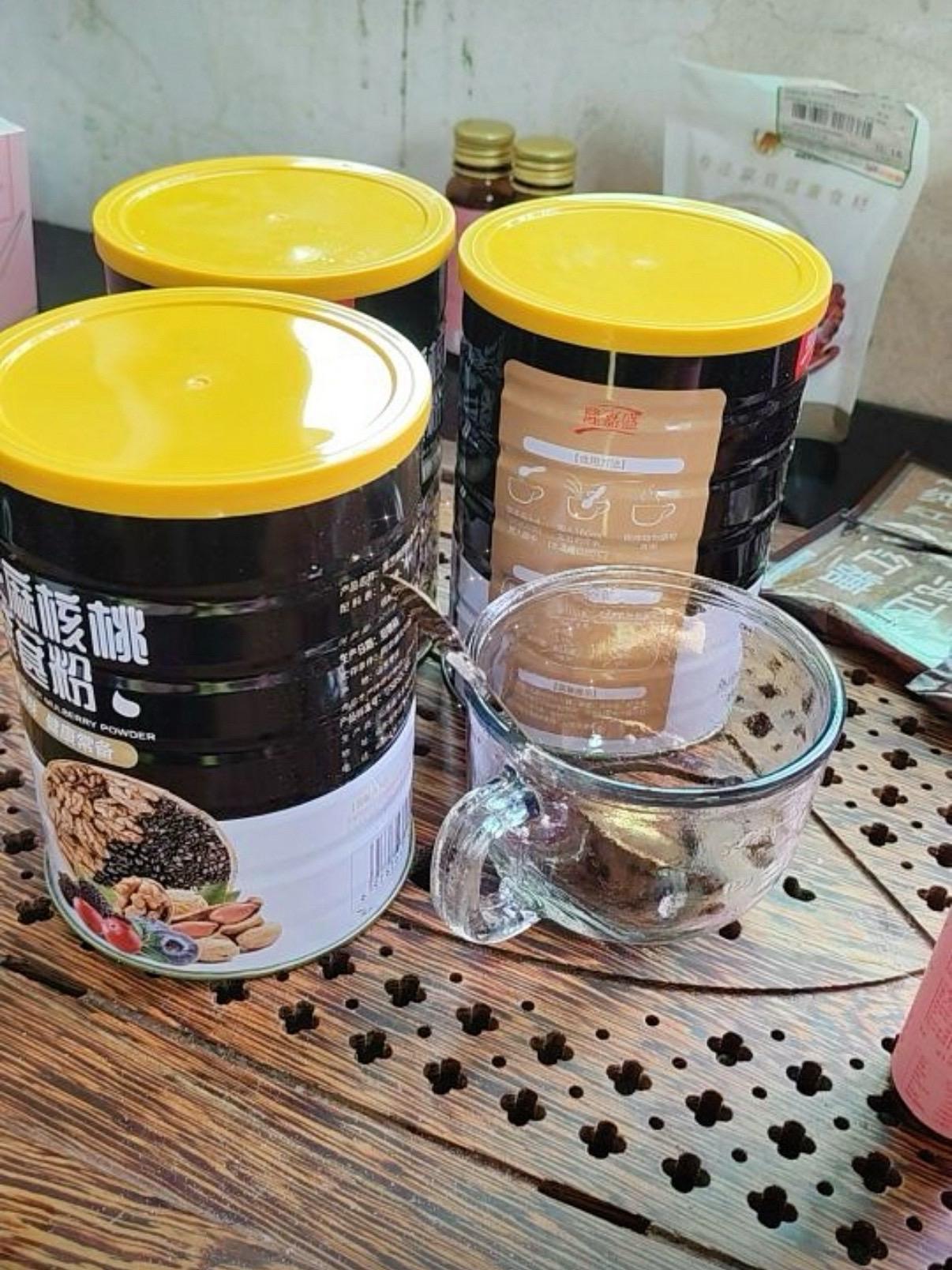 这个黑芝麻核桃桑葚粉我多次回购了!隆嘉盛家的核桃桑葚粉真是太好喝啦!口感细腻,满口芝麻香,早上来一碗,给你一天的能量!精选优质核桃、黑芝麻、桑葚,营养丰富!现在还附送玻璃杯和勺子哦,赶快来囤吧!#低卡低脂餐#好吃到停不下来 #代餐 #黑芝麻核桃桑葚粉 #五谷杂粮