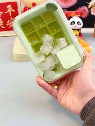 以前的冰格,装水总是弄的到处都是,这个新款的,全程都不用碰手,干净卫生。天气渐渐热了,午后来一杯冰饮,别提有多爽。#冰格模具 #夏天的味道 #夏日必备#制冰神器 #冰格
