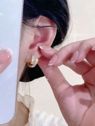 怪不得大半个娱乐圈都在戴!这个波光耳圈也太美了吧,巨百搭又显脸小!!谁带谁好看!快来抢购吧!#时尚饰品 #小众设计感 #饰品分享#耳环 @巨量千川
