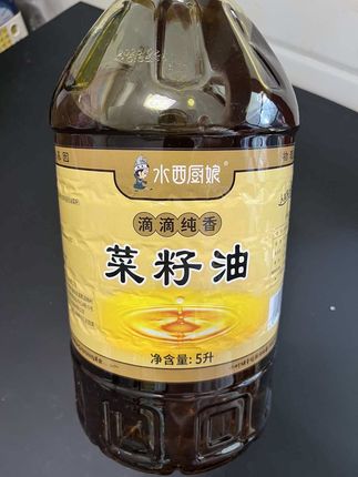 贵州农家小榨菜籽油 家人们!这桶贵州农家菜籽油,藏着让家常菜变香的秘诀。 ,最难忘用它炒辣子排骨的时刻——热油下锅,滋滋声里飘出的不是刺鼻油烟,而是带着田野气息的醇厚香。排骨裹着红油出锅,连骨头缝里都浸着地道的香味。 ,配料表干干净净只有一行:非转基因油菜籽。老一辈传下来的传统榨法,慢磨细榨,才留住这口纯粹油香。不管炒硬菜还是家常菜,加一勺,香味立马不同。这样实在的好油,值得端上你家餐桌,喜欢直接拍就好。 ,#菜籽油 #贵州菜籽油 #菜籽油压榨过程#妈呀太香了 #好油推荐