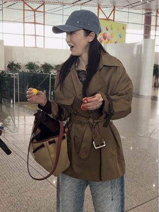 董璇还是很爱酒窝的!周末两天抽空回来陪酒窝这又飞回剧组了 工作人员给我们展示酒窝送她的小玩具,乒乓球和球拍还能分开,怪有意思的 #董璇 #董璇女儿小酒窝 #小酒窝 #董璇同款 #董璇穿搭
