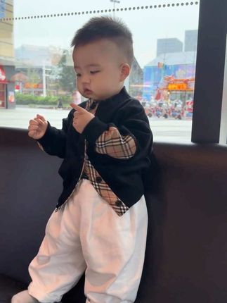 11个月的小孩儿哥,他好像知道自己有点帅~ #男宝穿搭 #秋冬新品 #萌宝潮童穿搭 #高品质童装