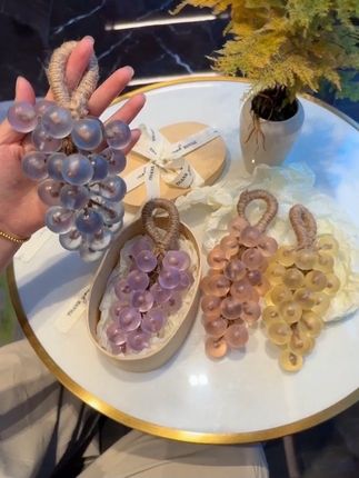 #葡萄 #葡萄香皂 #香皂 #装饰 #手工皂 🍇颜值爆表!这串水晶葡萄手工皂太绝了 谁能想到洗澡也能这么浪漫 ,收到这串紫色“水晶葡萄”手工皂的瞬间,直接被美到尖叫✨ 淡淡的紫色,一颗颗圆润饱满,像刚从葡萄园摘下的新鲜葡萄,晶莹剔透得仿佛会发光🌟 让我看看是谁还没拥有这串这么浪漫的礼物呢