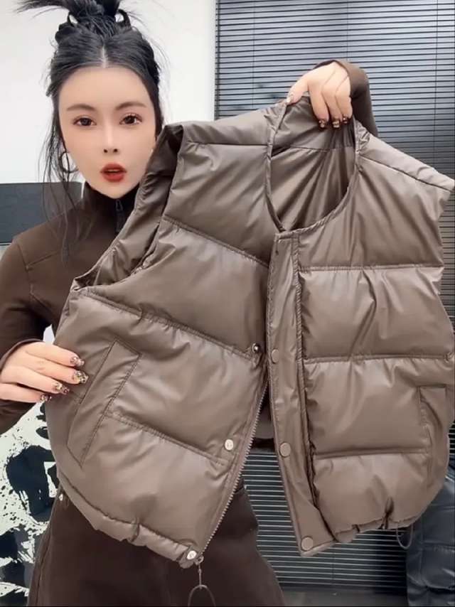 秋冬时髦穿搭 “秋冬穿搭没灵感?这件马甲直接盘活整个衣橱!灰棕色调时尚又百搭,简约版型不挑身材,搭配高领衫+休闲裤,随性慵懒感拉满~蓬松度恰到好处,保暖还不显臃肿,日常通勤、逛街约会都能穿,穿上就知道什么叫‘一马甲解千愁’,这种实用又时髦的单品,真的可以闭眼冲!” #秋冬都市硬核穿搭 #秋冬穿搭大揭秘 #秋冬来一点琥珀流光系穿搭 #拿捏秋冬层次感的衬衫穿搭公式 #秋冬ins风穿搭技巧