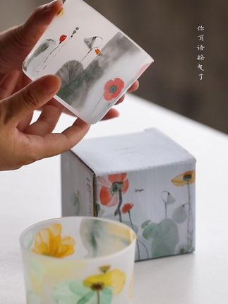 ✨ 新中式玻璃杯 | 把「水墨丹青」焊在杯上是什么体验 ,谁懂!!这两款玻璃杯直接把「水墨意境」穿在身上了🖼️,虞美人款:红花朵在雾面玻璃上绽放,像从国画里摘出来的;清风荷韵款:淡彩荷叶摇曳,自带「夏日清凉感」~,哑光磨砂质感+剔透玻璃,泡茶时看花瓣舒展,喝咖啡时握满手诗意,喝水都变成「沉浸式赏画」!实用又出片,国风党狂喜💥,#原创杯子 #新中式 #茶杯 #咖啡杯 #生活美学