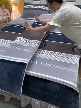 我老公怕热,我又怕冷,我直接入手了这款既可以当盖毯,又可以装被芯的#牛奶绒四件套,一举两得很实用#面料柔软舒适#加厚款牛奶绒四件套