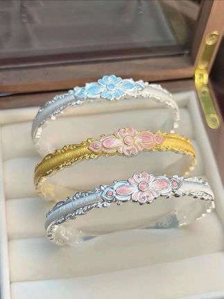 #新中式国风 999足银+珐琅彩工艺,把“质感+古韵”一步到位✅ 让你戴出“独一份”新中式浪漫💕日常通勤显气质,节日送礼有心意🌙#手镯 #足银999 #新中式饰品 #国风美永不过时