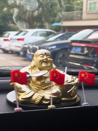 如果信仰有颜色,那一定是中国红,国庆节快到了,举国同庆,赶紧给咱们的爱车安排上吧,美观又好看。#小红旗汽车摆件 #汽车好物 #我爱我的祖国