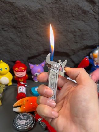 男人至死是少年,无论多少岁,打火机还是要顺回家的#个性打火机 #人类的迷惑行为