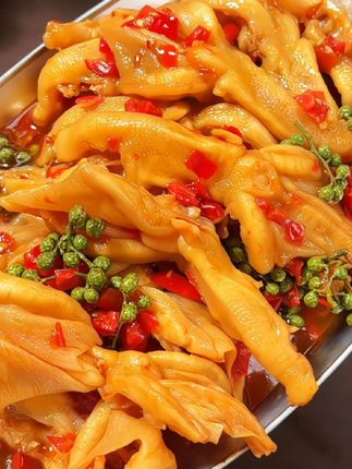 大家都说#无骨鸭掌 好吃,我也买来了,酸酸辣辣,脆爽多汁,咯吱咯吱的口感好过瘾啊,品质嘎嘎好,整个的大鸭爪,好吃解馋又便宜!爱吃鸭掌的一定要冲#好吃到停不下来 #追剧小零食 #大人小孩都爰吃