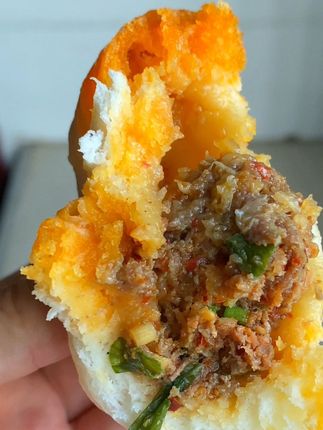 远在他乡的你多久没有吃到老家的麻辣红油包子啦?#香喷喷的包子 #新鲜出炉 #强烈推荐