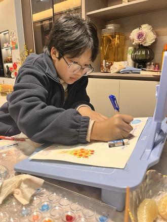 天未亮启程,星作伴归家,小小少年披着晨曦的光奔赴知识的殿堂,又踏着月色的柔辉满载收获而回,这一路,是成长的跋涉,更是梦想的奔赴。
#vlog日常 #陪娃学习 #英语手抄报#认真的样子真可爱