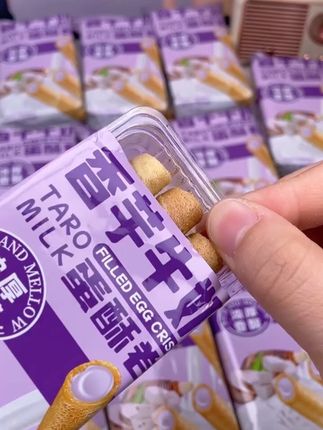 这个香芋牛奶蛋酥卷它吃起来是那种又香又酥又脆的感觉,奶香味特别浓,真的是好吃到停不下来啊!#香芋牛奶蛋酥卷 #强烈推荐 #好吃到停不下来 #零食推荐
