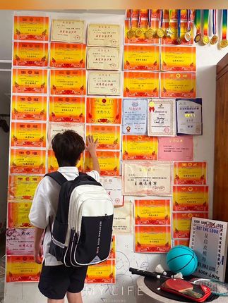 是小学霸的达人秀呀#学生 #开学必备 #书包推荐 #减负书包 #护脊书包