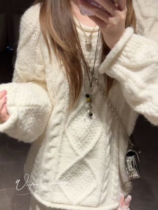 【#秋冬新款 慵懒风麻花正肩毛衣女奶呼呼软糯针织衫中长款上衣直筒宽松阔腿裤】#慵懒风 #毛衣 #穿搭 #ootd穿搭