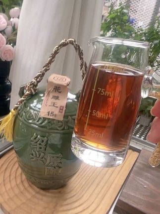 15年陈酿绍兴原粮黄酒,以优质糯米与鉴湖水为原料,经传统工艺长期陈藏。酒液呈琥珀色,香气醇厚,入口绵柔顺滑,余味悠长。适合节日聚会、亲友小酌或作为礼物,尽显绍兴黄酒的典雅韵味。#绍兴黄酒#花雕酒#纯粮酿造#好酒#太香了