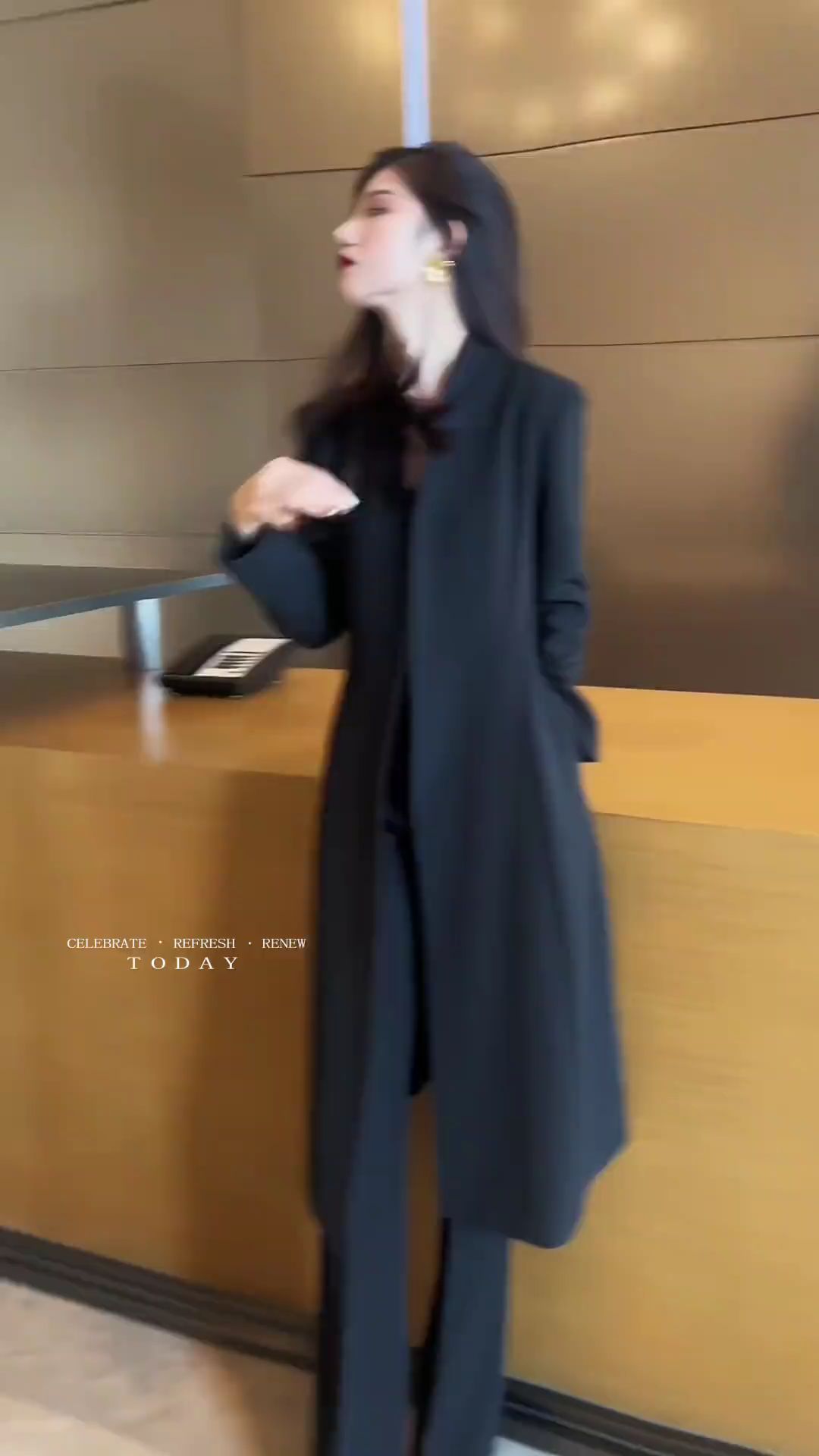 宝子们!这件黑色长款大衣太绝啦~简约又高级的设计,垂感超好,穿上瞬间气场全开,不管是搭配裤装还是裙装都很有范儿,秋冬季节保暖又时尚,日常出街、上班都合适,妥妥的穿搭神器,闭眼入不踩雷! #黑色大衣 #长款大衣 #秋冬穿搭 #时尚单品 #气场穿搭@抖加🔥上热门🔥dou+🔥热点宝 @爆款推荐