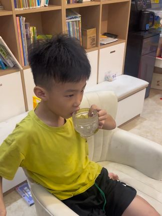 秋季必备四神汤料包,天气干燥,小孩容易上火,喉咙不舒服,睡觉不踏实,脾胃不好,一定要多喝四神汤水,要买就买这种独立包装的,一次量一袋,都已经搭配好的了,非常方便~
