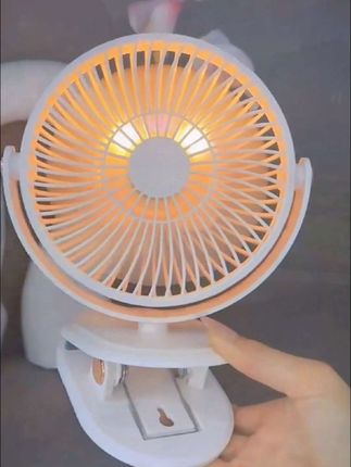 这是一款 风力强 噪音小 还能到处夹的桌面风扇 夹在厨房 卧室 卫生间都很方便 可夹可挂可立 角度随意调节 随身便携充电桌面迷你小型静音风扇#网红小风扇#夹式风扇#夏季必备清凉风扇#塔菲克小风扇#超便宜超划算