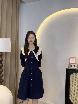 这条连衣裙的腰部设计很特别,能够完美的勾勒出你的曲线美,让你看起来更加迷人#连衣裙#收腰连衣裙#气质连衣裙#简约大方#通勤