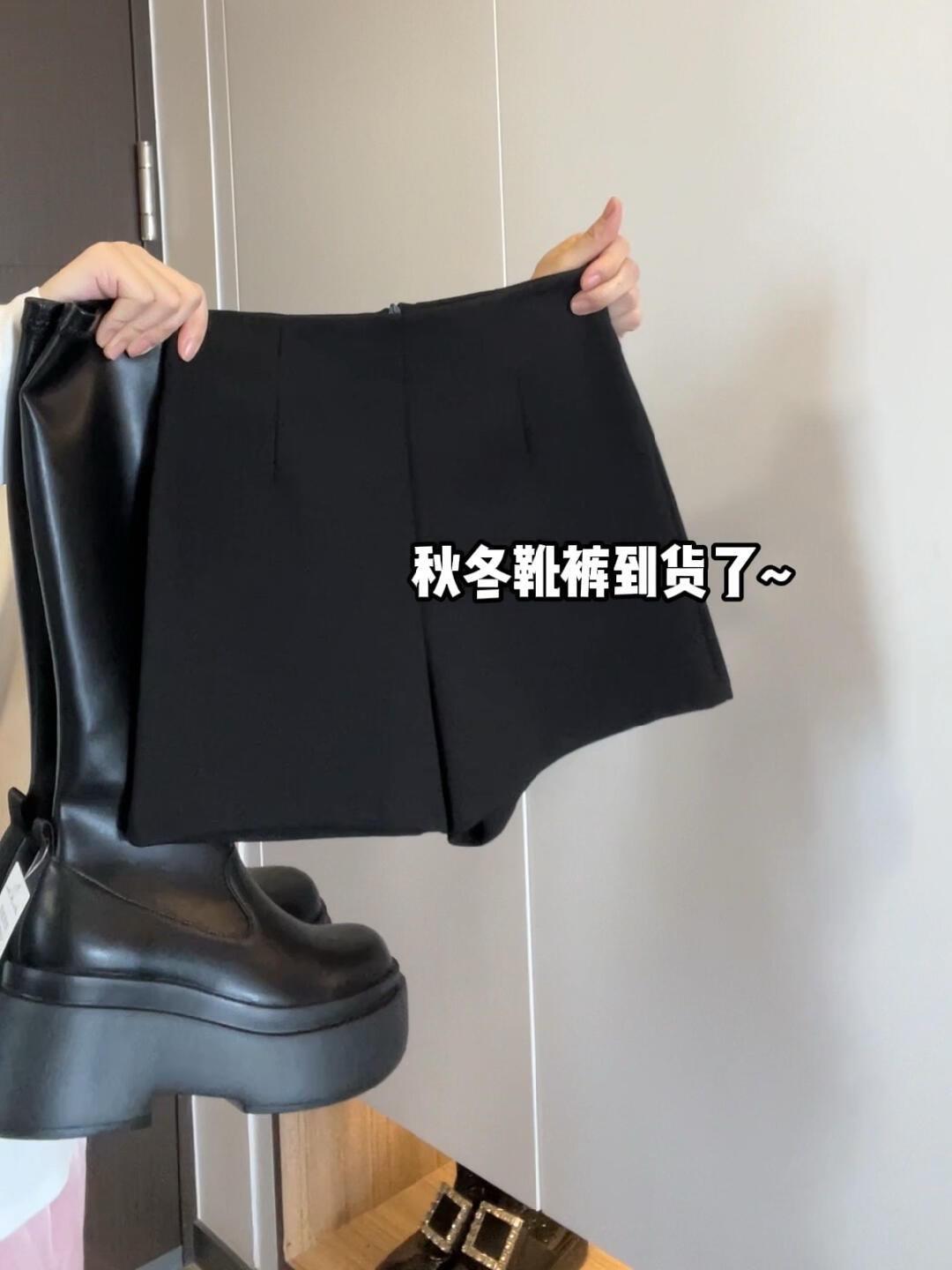 谁懂热裤和秋冬的适配度啊! 高腰A字版型,上身超显腿细腿长,西装面料质感超好!#幂式穿搭 #谁穿谁好看#热裤#辣妹穿搭