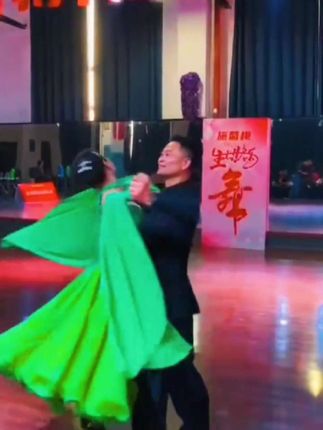 跳舞,不在乎舞步是否完美,而在于是否用心去感受每一个节拍。#舞蹈让我快乐 #快乐分享
