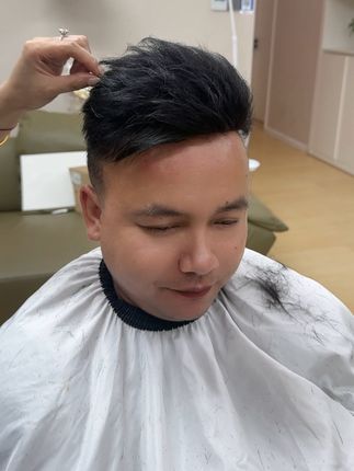 给吴磊的帽子定个型,他怕当天没空弄😂过几天结婚的时候闪亮登场唱歌给我们听,背心也不穿了😜😜😜