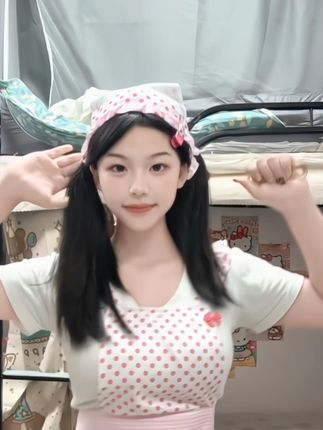 金铲铲大王赶个末班车咯哈哈哈 #小厨娘上线 #小厨娘 #变装 #金铲铲 (yc:@双休日 )