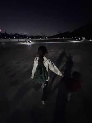 不准跟别的女生讲话 不准发微信 不准发imessage 不准续火花 不准发短信 不准呼吸同一空气 十米开外不准有女生#初中生 #深圳校服 #背影