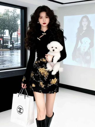 #新中式  #穿搭 #显瘦穿搭 2025秋冬的时尚舞台,新中式镂空撞色刺绣上衣与修身气质显瘦半裙强势登场,演绎一场国风与时尚的浪漫邂逅。   上衣的镂空设计独具匠心,若隐若现间展现出东方女性的含蓄之美,撞色刺绣则如灵动的画笔,在衣间勾勒出绚丽的图案,每一针每一线都诉说着传统工艺的精致与细腻。修身剪裁贴合身体曲线,恰到好处地展现出女性的柔美身姿,既显气质又不失时尚感。半高领或立领设计,巧妙地修饰颈部线条,散发着典雅的韵味。#优雅气质 #国风古韵