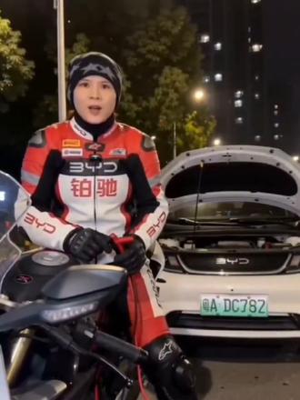 这期分亨比亚迪海豚电池更换和搭电。海豚搭电点在前机仓保险盒内不太好找。小电池在后座椅低下,更换需将后座椅整个拆掉,拆装比较麻烦 。(视频网络转载仅供参考学习)#换蓄电池 #换电瓶 #蓄电池 #汽车电瓶 #汽配