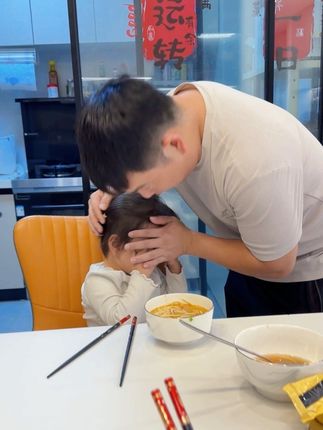 本来这个饭就不好吃下去, 这一好了,更吃不下去了。#人类幼崽的日常 #宝宝吃饭 #人类幼崽迷惑行为大赏