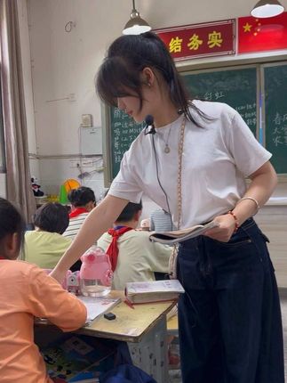 #班主任 #乡村教师 教书的第四年,酸甜苦辣都经历过,扎根乡村坚守三尺讲台,不变的是我对乡村教育的热爱和坚守,对孩子们默默的期望。#01 #语文 #教师