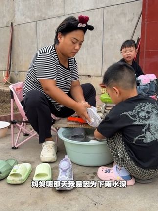 毛毛姐家的这个洗衣膏,真的绝了又香又好用,泡沫也很丰富细腻,洗的衣服刷的鞋子真的太省劲儿了,尤其刷鞋子,几刷子就干净了!洗打铁的袜子跟新的一样强烈推荐姐妹们!放心入! #洗衣膏 #毛毛姐洗衣膏 #自用好物分享 #刷鞋神器#强烈推荐