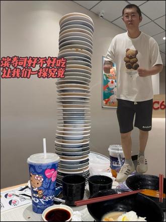 ✨ 生食选寿司郎准没错
寿司郎的生鲜类真的很能打!金枪鱼、赤虾这些鲜货肉眼可见的新鲜,选择还特别多~蓝鳍金枪鱼腩、三文鱼的品质尤其突出,不过有些店的三文鱼会被吐槽是“健身鱼”(懂的都懂,油脂少得可怜hhh)。像“香葱赤虾”“深海大肥猪三文鱼”这种特色生食,几乎是桌桌必点的好评款~
🍳 熟食党冲滨寿司
滨寿司的熟食类口碑直接封神!火炙系列和热食真的绝了——焦糖鹅肝寿司被夸爆“油脂丰腴”“厚实到满足”,三文鱼卵、醋青鱼的熟制款也超惊艳。还有麻辣寿喜锅、温泉蛋乌冬面这些热食,完全踩中本土胃的喜好~
💸 价格差得还挺多
滨寿司人均60-80元,10元寿司占比超高(鹅肝寿司才10元!);寿司郎就得80-150元,同款比滨寿司贵30%-50%(鹅肝寿司要20元以上)。
总结一下:寿司郎走精致路线,食材好、生食鲜,环境安静私密,适合爱刺身、追求本味的人;滨寿司性价比拉满,熟食多、分量足,氛围热闹,预算有限或者想吃热食的选它准没错~
#寿司 #寿司郎 #滨寿司 #探店 #午餐打卡