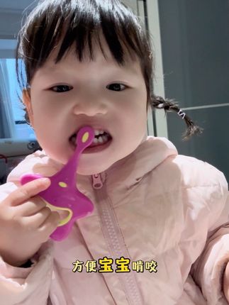 洋精灵小海星软毛牙刷,一款专门为宝宝设计的牙刷,它的刷毛柔软细腻,手柄的海星超可爱 宝宝很喜欢#宝宝刷牙 #保护牙齿 #儿童牙刷 #刷牙安排一下