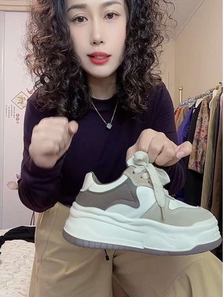 想要一双既舒适又百搭的小白鞋吗?快来看看我们家的新款吧!这双小白鞋有着厚底设计,穿上后让你身材更高挑,而且它非常轻便舒适,无论你是逛街还是上班都可以轻松驾驭,并且它的样式也十分好看,无论是搭配裙子还是裤子都能展现出你的独特魅力,喜欢的朋友们赶快下单购买吧!