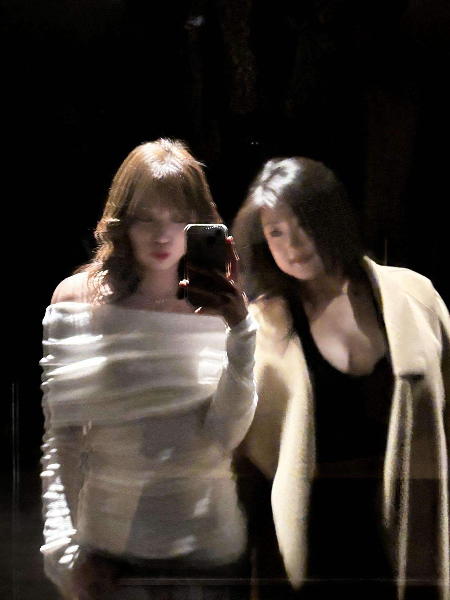 世界上没有拜金女 所有女人都很贵 在你能承受的范围内选一个 然后闭嘴