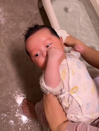 从出生就用#十月结晶 这款洗发沐浴二合一,温和洁净配方,特别添加了金盏花积雪草提取物,洗后干净清爽,呵护宝宝娇嫩肌肤,宝宝用着放心#婴儿洗发水#宝宝沐浴露#母婴好物