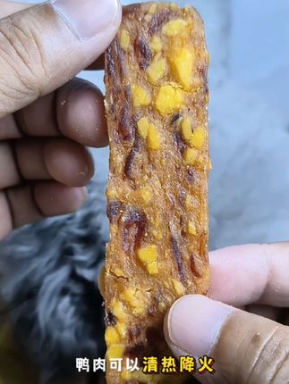 #动物综合快快快,赶紧去薅匹卡噗狗零食的大羊毛!就是这个蛋黄鸭肉干,打开袋子就是浓郁的肉香,每一片都是厚厚的原切鸭肉包裹着一整颗蛋黄。狗狗爱吃还营养健康,每天来几片,狗狗吃饭嘎嘎香!趁着现在价格划算,赶紧给家里的狗狗多囤点,当个平时的零食奖励真的很合适。#匹卡噗冻干 #蛋黄鸭肉干