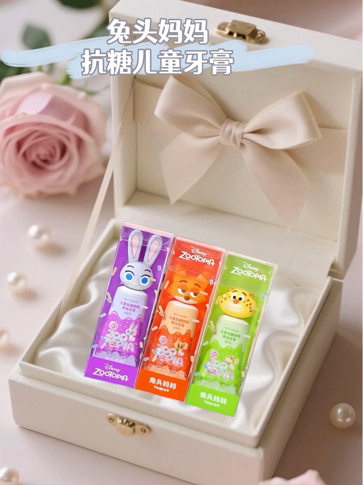 #也太可爱了吧 #兔头妈妈牙膏 #每日分享 #儿童牙膏 家有爱吃甜食又不爱刷牙的小朋友看过来!兔头妈妈这款儿童抗糖防蛀牙膏太赞啦~有葡萄、草莓、蜜瓜等清甜水果味,包装还印着可爱的卡通形象,孩子超喜欢,轻松解决刷牙难题~