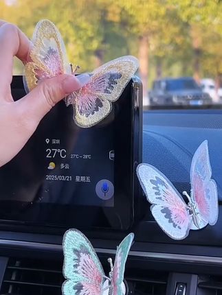 车内会动的蝴蝶🦋#今日分享 #汽车好物 #爱了爱了 @抖音小助手