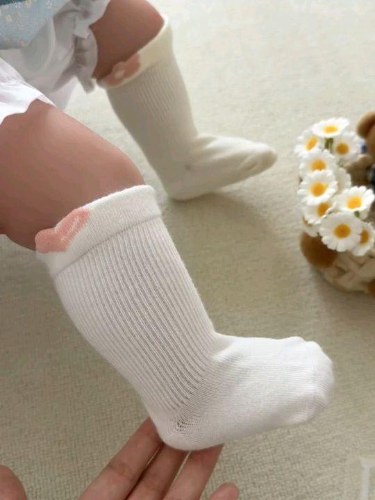 被问爆的婴儿无骨袜! 终于挖到不踩雷的婴儿袜了!之前买的总勒出红印,线头还磨得宝宝哭闹。这款无骨设计太贴心,袜头平滑得像没接缝,翻过来也没多余线头。 A类纯棉摸起来软乎乎的,像裹着云朵,宝宝光脚穿也不抗拒。宽口弹力超足,我家胖宝脚踝也没勒痕,爬跳一整天都不滑落。透气度也在线,玩疯了脚丫还是干爽的,机洗几次也没变形,真心安利给所有宝妈! #婴儿无骨袜 #宝妈好物 #育儿必备#宝宝袜子 #儿童袜子 @抖加🔥上热门🔥dou+🔥热点宝