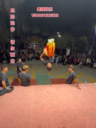农村小伙,民间跟头是王,街头连续空翻,动作行云流水,惊呆众人#舞狮 #空翻 #高举功夫舞狮团 @高举功夫舞狮团(团队招人)