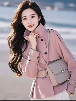 谁说粉色只能是甜美风?这款短款风衣,重新定义粉色美学。它将温柔粉色与利落短款剪裁相融合,高级感瞬间拉满。 精致面料,在阳光下泛着恰到好处的光泽,质感十足。短款设计巧妙提升腰线,拉长身形比例,小个子也能气场两米八。 无论是搭配简约白 T 与牛仔裤的休闲日常,还是内搭优雅连衣裙出席聚会,它都能完美适配,轻松切换不同风格。穿上它,你就是街头最独特的风景,高级品味不言而喻。快入手这件粉色短款风衣,开启你的秋冬高级穿搭之旅 ! #粉色风衣 #短款外套 #高级感穿搭 #秋冬时尚#视频同款在商品橱窗
