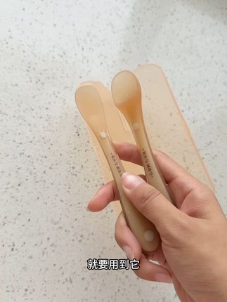 二胎经验告诉你,新生儿刚出生第一口奶是用硅胶软勺喂的哦。避免母乳混淆后面就不好好吃奶了,这种勺子以后喂AD什么的都很方便,还带一个辅食勺,现在价格真的很划算#宝宝好物推荐 #母婴好物#孕期好物分享#孕期囤货#待产包必备