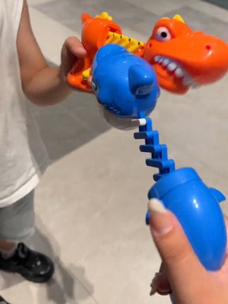 该退休了!连小孩子都玩不过!#玩个很新的东西 #有男生会拒绝这个玩具吗 #这玩具好炸裂 #放大学圈也相当炸裂的玩具测评 #稀奇古怪的小玩意